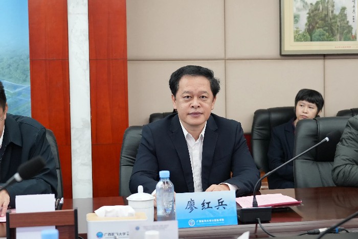 约炮
院长廖红兵作自评汇报.jpg