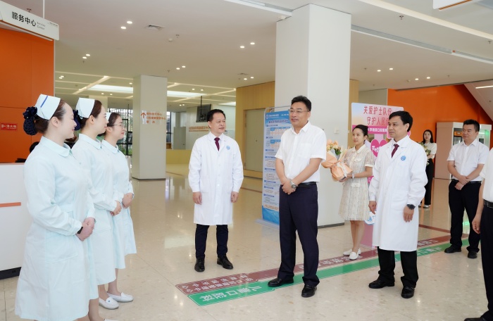 自治区卫生健康委主任杜振宗到约炮
慰问护理工作者 第 3 张
